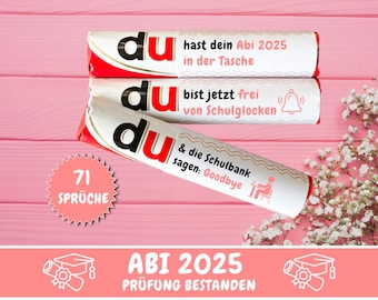 May include: Three white chocolate bars with red and black text. The text on the bars reads "du hast dein Abi 2025 in der Tasche", "du bist jetzt frei von Schulglocken", and "du & die Schulbank sagen: Goodbye". The bars are stacked on top of each other. A pink and white starburst sticker with the text "71 SPRÜCHE" is in the lower left corner of the image. A pink banner with the text "ABI 2025 PRÜFUNG BESTANDEN" is at the bottom of the image.