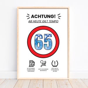 Könnte beinhalten: Ein weißes Poster mit einem roten Kreis und der Zahl 65 darin. Der Text "ACHTUNG! AB HEUTE GILT TEMPO" befindet sich oben auf dem Poster. Unter dem Kreis befinden sich drei Symbole mit Text: "BITTER IMMER AUSREICHEND VERSORGEN", "BITTE SCHONEND BEHANDELN" und "BITTE NICHT UNTER DRUCK SETZEN".