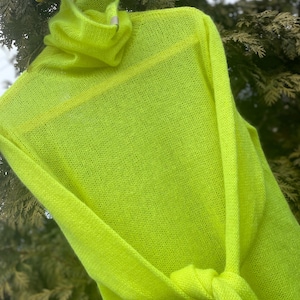 Suéter de mezcla de mohair transparente tejido a mano Suéter de punto transparente liviano Suéter minimalista y esponjoso para mujer Prenda de capas elegante y acogedora
