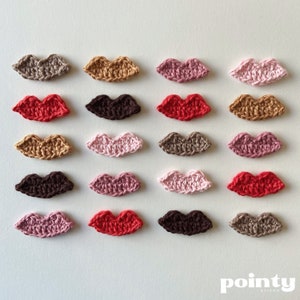 Könnte beinhalten: Eine Sammlung von 18 gehäkelten Lippen in verschiedenen Farben, darunter Rot, Rosa, Braun und Beige. Die Lippen sind in drei Reihen zu sechs angeordnet, mit dem pointy sticks Logo unten rechts.