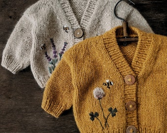 Patrón de punto para niño (tallas de 9 meses a 6-7 años) "Bee Cardi" con motivos florales bordados, patrón de punto para bebé, prendas de punto