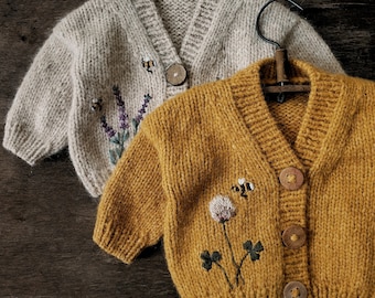 Patrón de punto para niño (tallas de 9 meses a 6-7 años) "Bee Cardi" con motivos florales bordados, patrón de punto para bebé, prendas de punto