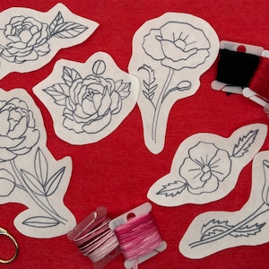 Motif de broderie au bâton pivoines et coquelicots