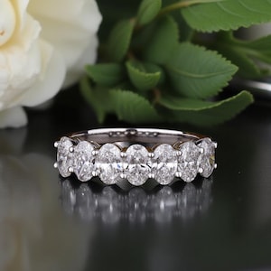 Oval Lab Zuchtdiamant Eternity Band 6 x 4 mm Geteilte Krappen Gold oder Platinum