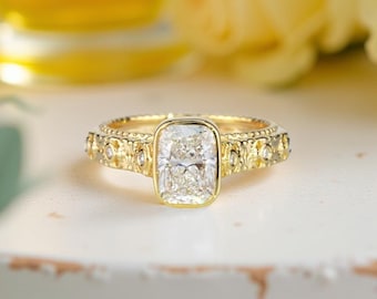 Anillo de compromiso Michelle con bisel de diamantes cultivados en laboratorio de talla cojín y milgrain celta.