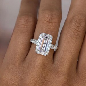 Anillo de compromiso Electra / Diamante de laboratorio de tres piedras con corte esmeralda / Anillo Trinity con baguette cónica de 4,50 ct imagen 1