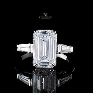 Anillo de compromiso Electra con diamantes cultivados en laboratorio de talla esmeralda de 4,50 ct., corte baguette cónico, ideal como regalo de aniversario de boda de 4 ct.