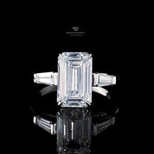 Anillo de compromiso Electra / Diamante de laboratorio de tres piedras con corte esmeralda / Anillo Trinity con baguette cónica de 4,50 ct imagen 2