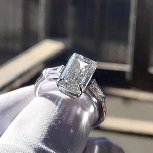 Anillo de compromiso Electra / Diamante de laboratorio de tres piedras con corte esmeralda / Anillo Trinity con baguette cónica de 4,50 ct imagen 9