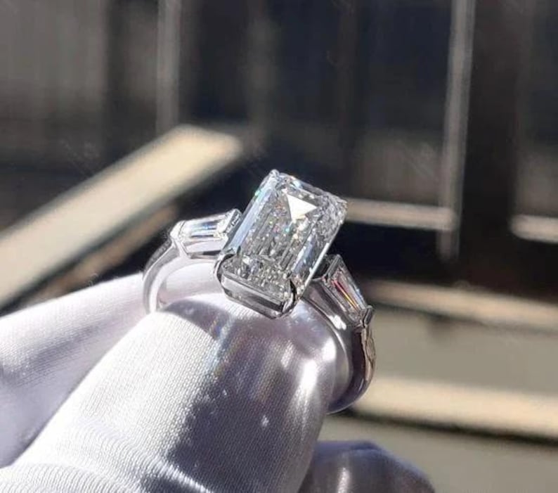 Anillo de compromiso Electra / Diamante de laboratorio de tres piedras con corte esmeralda / Anillo Trinity con baguette cónica de 4,50 ct imagen 9