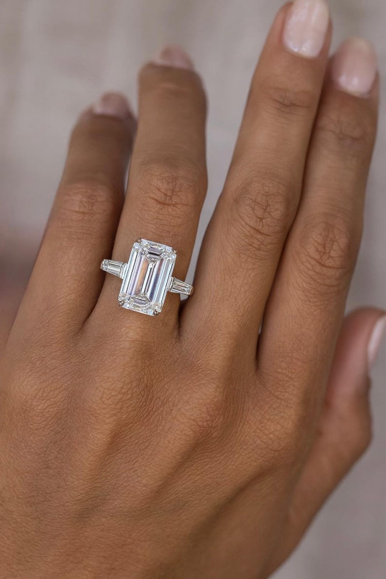 Anillo de compromiso Electra / Diamante de laboratorio de tres piedras con corte esmeralda / Anillo Trinity con baguette cónica de 4,50 ct imagen 1