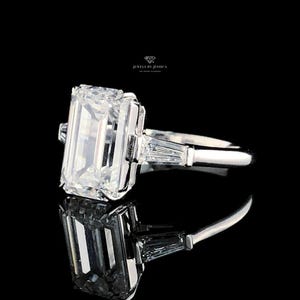 Anillo de compromiso Electra / Diamante de laboratorio de tres piedras con corte esmeralda / Anillo Trinity con baguette cónica de 4,50 ct imagen 5