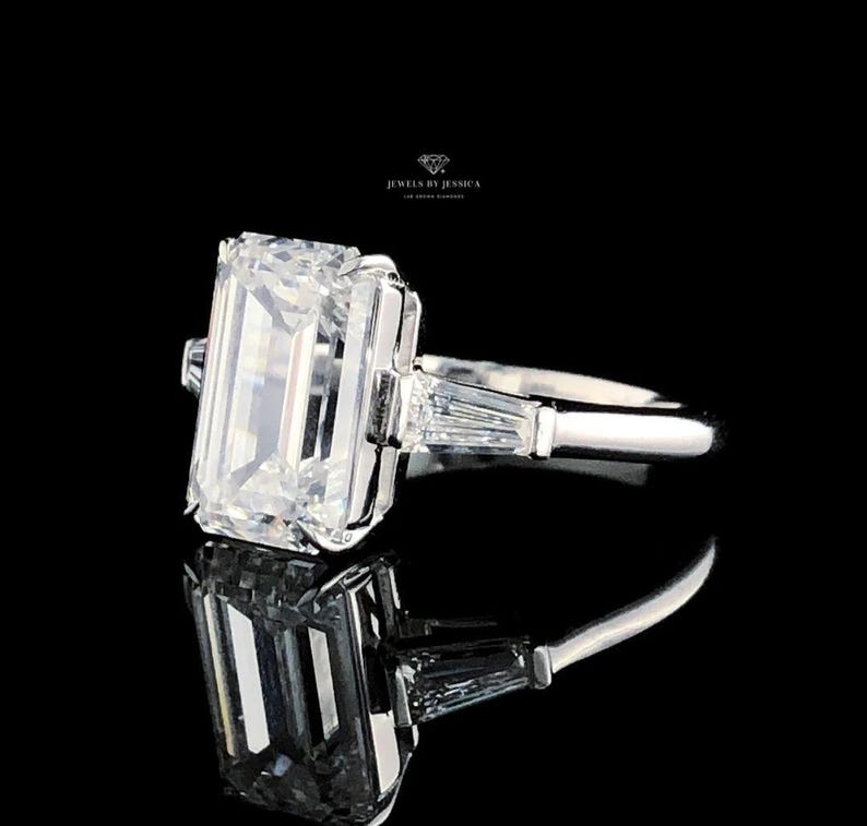Anillo de compromiso Electra / Diamante de laboratorio de tres piedras con corte esmeralda / Anillo Trinity con baguette cónica de 4,50 ct imagen 5