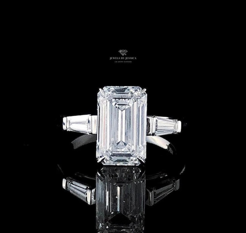Anillo de compromiso Electra / Diamante de laboratorio de tres piedras con corte esmeralda / Anillo Trinity con baguette cónica de 4,50 ct imagen 2
