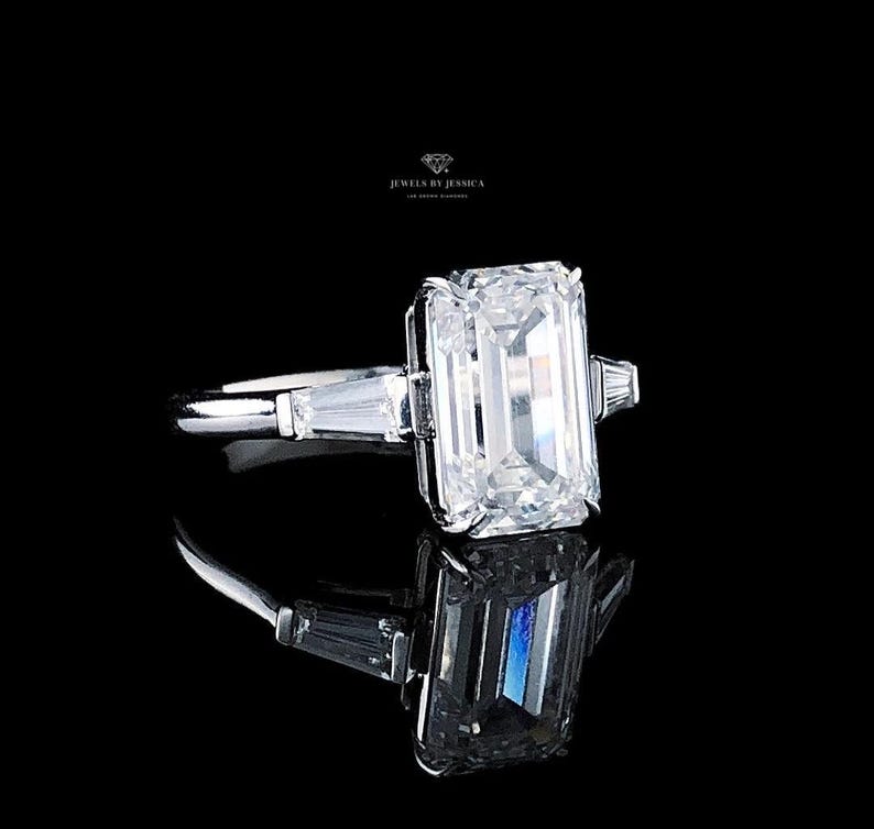 Anillo de compromiso Electra / Diamante de laboratorio de tres piedras con corte esmeralda / Anillo Trinity con baguette cónica de 4,50 ct imagen 3