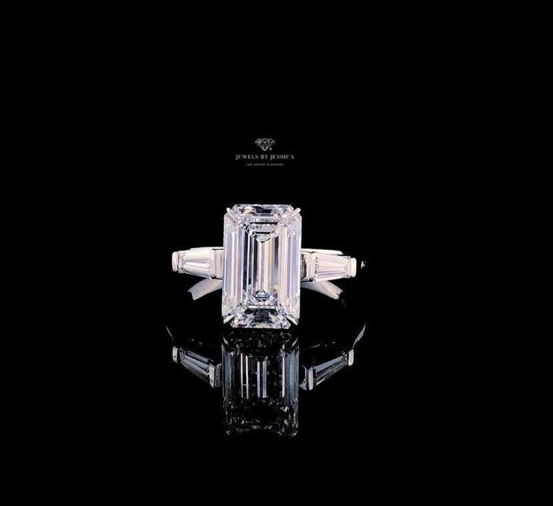 Anillo de compromiso Electra / Diamante de laboratorio de tres piedras con corte esmeralda / Anillo Trinity con baguette cónica de 4,50 ct imagen 7