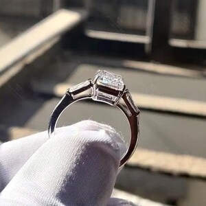 Anillo de compromiso Electra / Diamante de laboratorio de tres piedras con corte esmeralda / Anillo Trinity con baguette cónica de 4,50 ct imagen 10