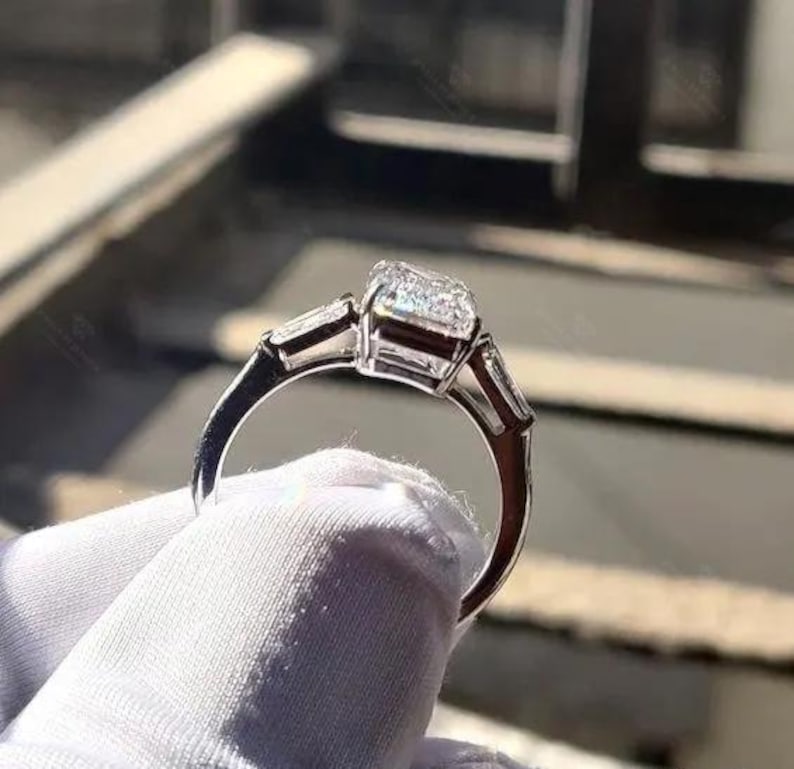 Anillo de compromiso Electra / Diamante de laboratorio de tres piedras con corte esmeralda / Anillo Trinity con baguette cónica de 4,50 ct imagen 10