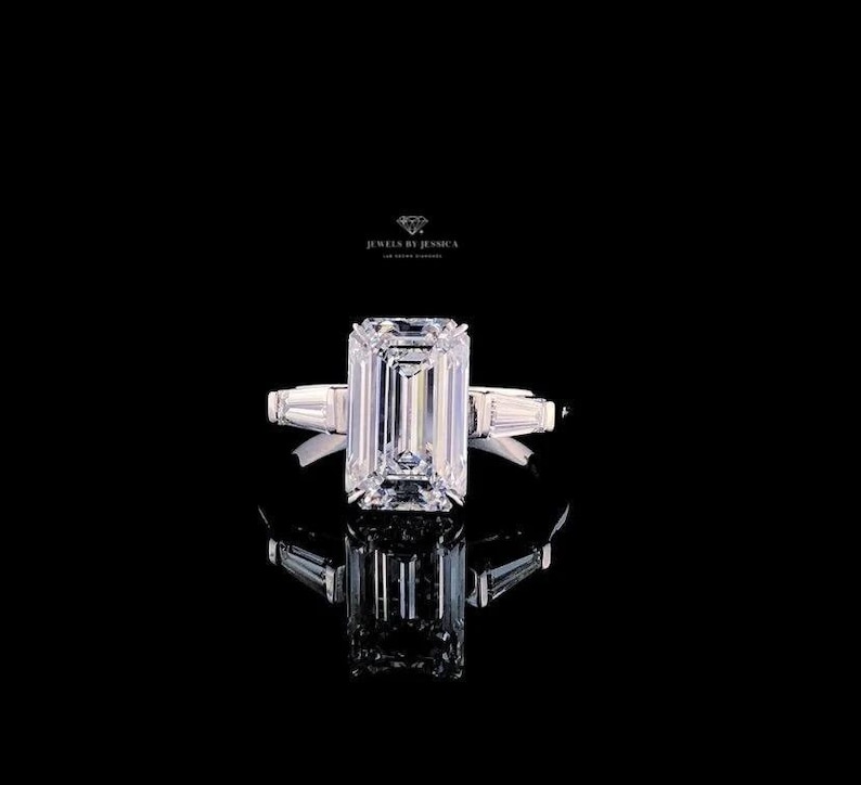 Anillo de compromiso Electra / Diamante de laboratorio de tres piedras con corte esmeralda / Anillo Trinity con baguette cónica de 4,50 ct imagen 4