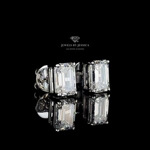 K&ouml;nnte beinhalten: Ein Paar silberne Ohrringe mit Smaragdschliff-Laborgewachsenen Diamanten. Jewels by Jessica Lab Grown Diamonds.