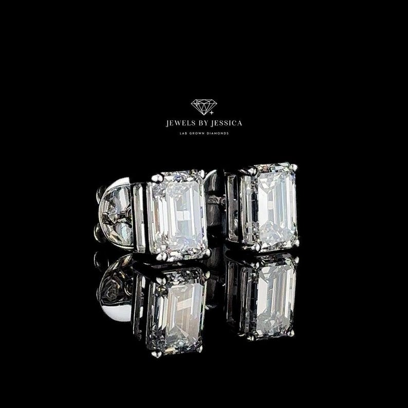 K&ouml;nnte beinhalten: Ein Paar silberne Ohrringe mit Smaragdschliff-Laborgewachsenen Diamanten. Jewels by Jessica Lab Grown Diamonds.
