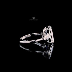 Anillo de compromiso Electra / Diamante de laboratorio de tres piedras con corte esmeralda / Anillo Trinity con baguette cónica de 4,50 ct imagen 8