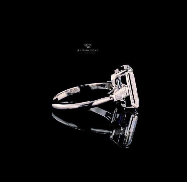 Anillo de compromiso Electra / Diamante de laboratorio de tres piedras con corte esmeralda / Anillo Trinity con baguette cónica de 4,50 ct imagen 8
