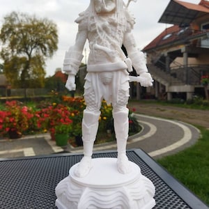 Predator - Armed Figurine with stand and equipment - 33cm height - natural white