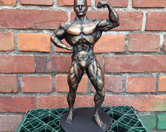 Chris Bumstelle Statue - Cbum Figur Mr Olympia Figur mit Ständer - 20/25/37/55/75/100 cm Höhe (Bronze Fotoshooting)