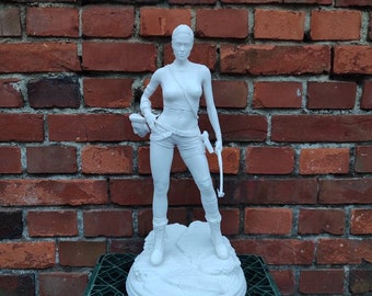 Lara Croft - Figura de Tomb Raider con soporte - 51cm de altura (modelo Angelina Jolie)