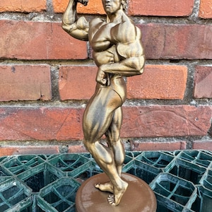 Arnold Schwarzenegger -  ,,Classic Flexed Bicep&quot; statue with stand - 20/25/37/55cm height - (Dark Gold photoshoot)