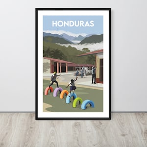Peut inclure: Une illustration colorée d'une école au Honduras avec des enfants jouant sur un parcours d'obstacles en pneus. Le bâtiment de l'école est de couleur brun clair avec un toit rouge. Les enfants portent des uniformes bleus et blancs. L'arrière-plan est un ciel bleu avec des montagnes au loin.