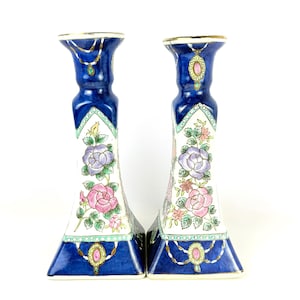 Vintage chinesische Chinoiserie Blau Floral Porzellan Kerzenhalter-Halter - Ein Paar. Handbemalt.