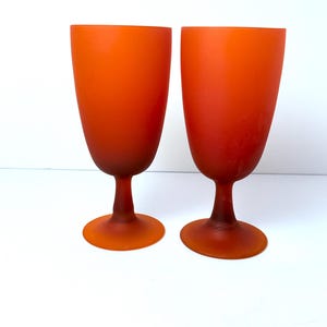 Rosenthal Netter イタリア製 12 オンス ステム付きグラス 2 個セット ブラッドオレンジ。ミッドカントリーモダン!