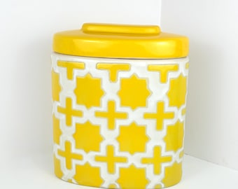 Recipiente vintage de cerámica de color amarillo mostaza con tapa: Three Hands Corp.