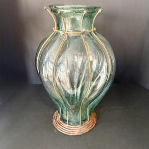Jarrón alto de vidrio soplado de 38 cm (15 pulgadas) con estructura metálica, estilo vintage de los años 70.