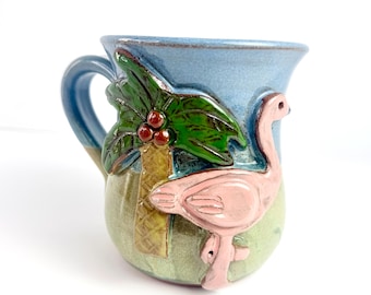 Caneca de cerâmica artesanal aposentada, com flamingo 3D e palmeira, estilo MudWorks USA, com vibe de praia!