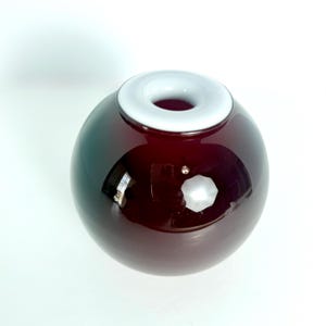 Vintage Vase en forme de bulbe de bourgeons de verre rouge rubis profond et blanc fabriqué à la main Mid-Century