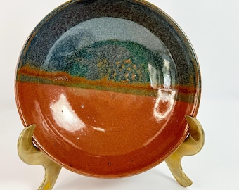 Ciotola vintage in ceramica con smalto a goccia, blu e arancione, firmata dall'artista nel 1992.