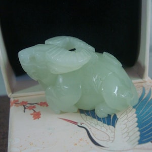 Fine Old Chinese Hand Carving Cattle Figurine Nephrite Jade Statue Pendant with Gift Box