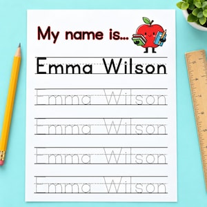 Puede incluir: Una hoja de ejercicios de caligrafía blanca con el texto My name is... y el nombre Emma Wilson en fuente sólida, seguido de cuatro líneas del mismo nombre en fuente de puntos para trazar, con un personaje de manzana animado.