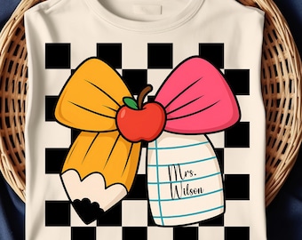 Professeur personnalisé PNG - Crayon de rentrée scolaire et noeud pomme avec nom - Design par sublimation pour chemises, cadeaux - Plus