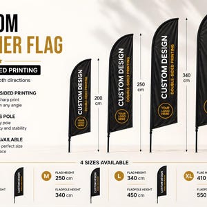 Puede incluir: Banderas de plumas negras personalizadas con el texto "CUSTOM DESIGN" y "DOUBLE-SIDED PRINTING". Las banderas están disponibles en cuatro tamaños, que van desde 200 cm hasta 410 cm de altura. Incluye mástil para durabilidad y estabilidad.