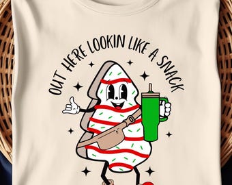 Aquí se ve como un refrigerio SVG / Pastel de árbol de Navidad retro / Boojee Stanley Tumbler inspirado en la sublimación de la bolsa de cinturón / Diseño svg de la bolsa de cinturón