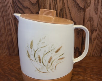 Quikut Brown Wheat thermal pitcher.