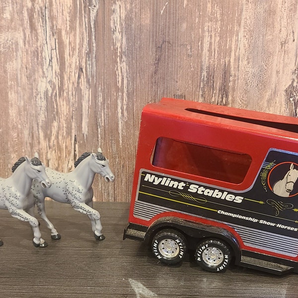 Nylint Stables horse trailer with 2 horses.