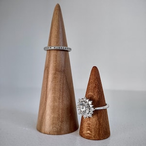 Handgefertigter Ringhalter aus Holz als Ringständer, Ringhalter aus Holz, als Geschenk für Sie, zum Hochzeitstag oder für Ihn
