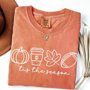 Tis the Season Fall Shirt for Women Comfort Colors Sweatshirt Cute Autumn Graphic Tee Cozy Pumpkin Spice Tshirt Football Mom Crewneck Coffee