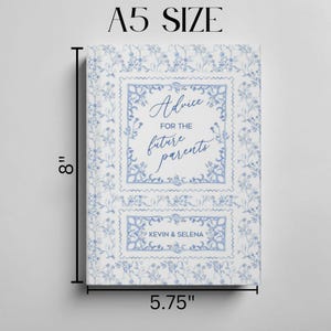 Op de afbeelding: Een wit canvas met een blauw bloemenpatroon en een blauwe rand. De tekst "Advice for the future parents" is geschreven in blauwe cursieve letters. De namen "Kevin & Selena" staan in blauw onder de tekst. Het canvas is 8 inch hoog en 5,75 inch breed.
