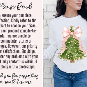 K&ouml;nnte beinhalten: Wei&szlig;es Langarmshirt mit einem Aquarell-Weihnachtsbaum-Design. Der Baum ist gr&uuml;n mit goldenen Akzenten, einer rosa Schleife und einem Stern. Das Shirt hat auch Text mit der Aufschrift "Please Read" und "Thank you for supporting our small business."